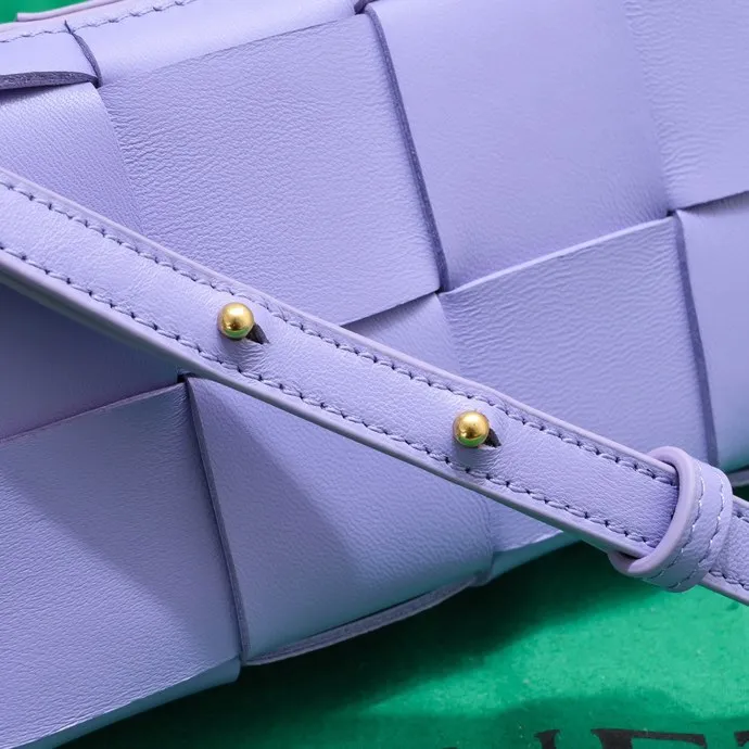 Batch 1120 Lazy and casual is the ultimate meaning of relaxation. Brick cassette has a unique quiet power, which is fashionable without losing aura🧩Classic weaving and neutral style can create a casual and high-end texture. The shoulder strap is adjustable and can be worn on one shoulder or under the armpit, and can be worn as a crossbody at will. Although it is a small size, it can actually hold a lot of belongings, and it is also very light~ This travertine green version of mine feels like it has given spring new vitality🍃 I will grab the versatile item first! Style number: 6816# Size: 18*9*3.5cm